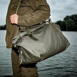 Trakker Downpour Roll-Up Fishing Carryall -Natur Camping Leben trakker downpour roll up carryall 5